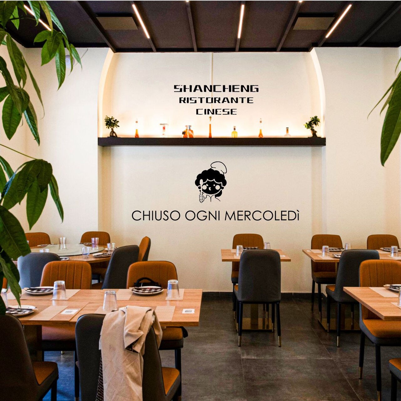 The dining room wall with the Shancheng Ristorante Cinese lettering and the house mark.